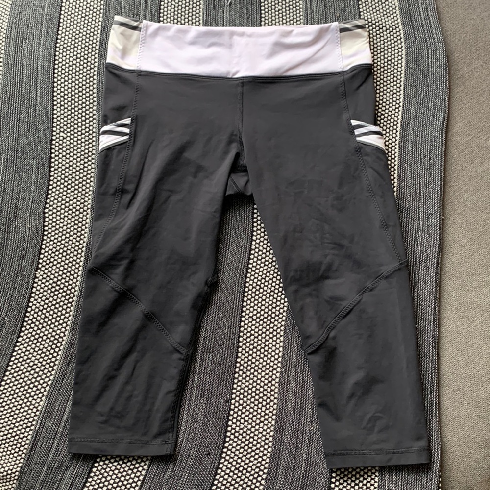 LULULEMON Black & White Running Capris (8)